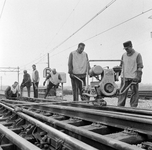 153408 Afbeelding van een ploeg wegwerkers van N.S. tijdens werkzaamheden aan het spoor te Schiedam.